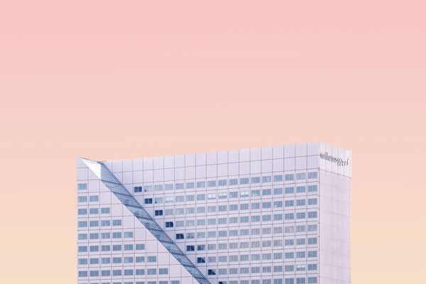 Moderne Architektur vor orangem Himmel Moderne Architektur vor orangem Himmel
