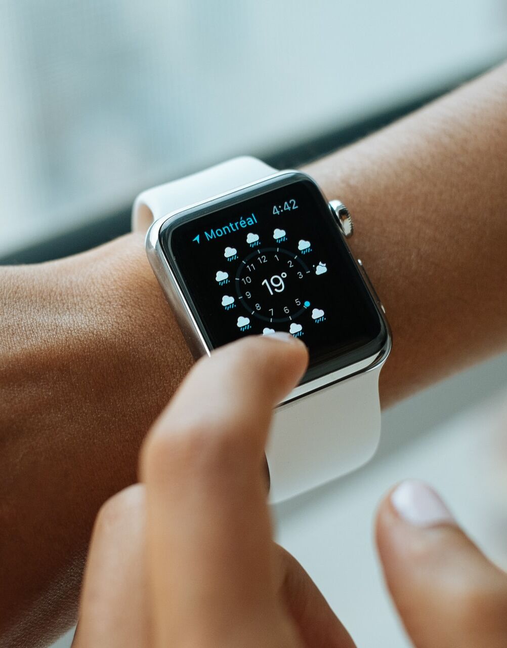 Smartwatch am Handgelenk mit Wetter App Smartwatch am Handgelenk mit Wetter App
